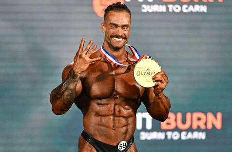 Chris bumstead story income age and his sucessfull story.